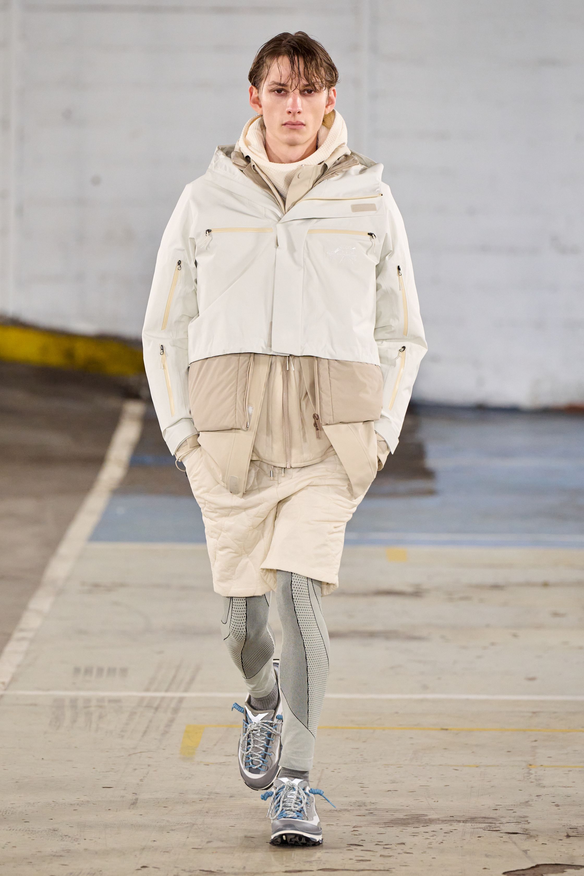 White Mountaineering 2026秋冬将机能设计推进至更系统化的日常层面。层叠式羽绒、模块化外套与统一色谱构建出高度秩序感的造型队列，强调服装在真实环境中的适应能力。系列摒弃噱头，以材料、结构与穿着逻辑取胜，是机能风从“视觉标签”向“生活系统”转化的成熟样本-顽石频道趋势研究